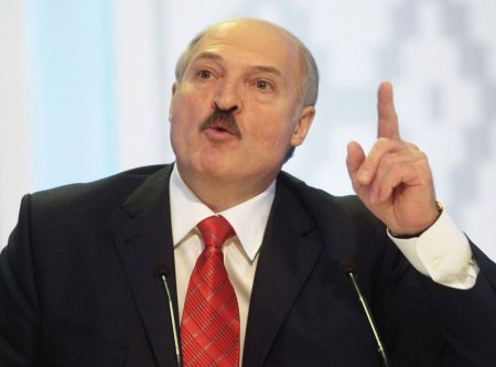 Лукашенко вручает Путину черную метку