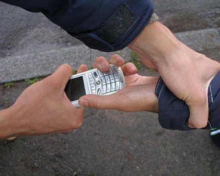 Світловодськ: Забрали телефон у хлопця, погражуючи ножем