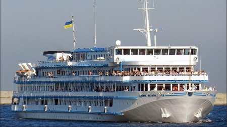 Лайнер «Генерал Ватутин» в России в порту не примут