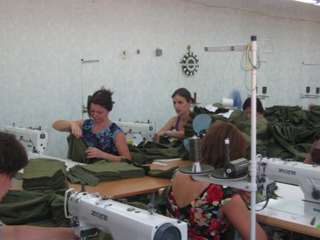 На новоствореному швейному підприємстві безробітні виготовляють одяг для військових