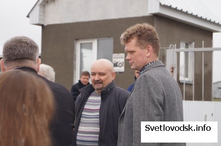 "Сільського" міністра Швайку, який їхав до Козярчука, зустріло обласне та районне начальство "Сільського" міністра Швайку, який їхав до Козярчука, зустріло обласне та районне начальство