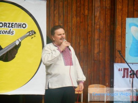 Наш бард своїм риком розігнав хмари над Маріїнським парком Наш бард своїм риком розігнав хмари над Маріїнським парком