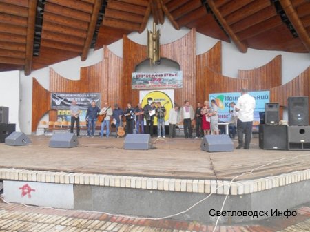 Наш бард своїм риком розігнав хмари над Маріїнським парком Наш бард своїм риком розігнав хмари над Маріїнським парком