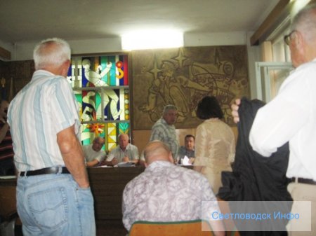 Засідання депутатської комісії розпочалося зі скандалу