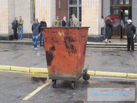 Чергова сесія вибухнула скандалом