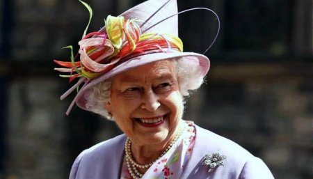 «Все еще жива»: королева Елизавета ІІ съязвила на фоне Brexit и поражения сборной Англии